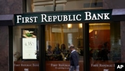 ARCHIVO - Un peatón pasa frente a First Republic Bank en San Francisco, California, EEUU, el 26 de abril de 2023. (Foto AP/ Jeff Chiu, Archivo)