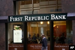一名男子走过旧金山的一家第一共和银行门店。（2023年4月26日）