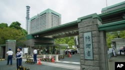 도쿄 시내 일본 방위성 출입구를 경비 인력이 지키고 있다. (자료사진)