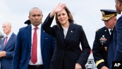 អនុប្រធានាធិបតី អ្នកស្រី Kamala Harris គ្រវីដៃពេលមកដល់មូលដ្ឋានកងឆ្មាំជាតិ Delaware Air National Guard Base ក្នុងទីក្រុង New Castle រដ្ឋ Delaware ថ្ងៃទី២២ ខែកក្កដា ឆ្នាំ២០២៤។