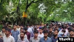 ঢাকা-পাবনা মহাসড়কে শিক্ষার্থীদের গণমিছিল