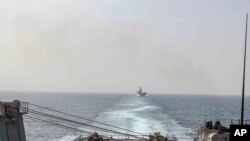 Nesta imagem fornecida pela Marinha dos EUA, o navio anfíbio de desembarque USS Carter Hall e o navio de assalto anfíbio USS Bataan transitam pelo estreito de Bab al-Mandeb, 9 agosto de 2023