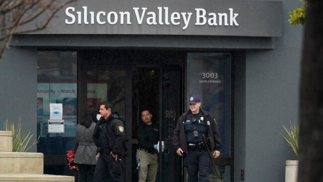 Santa Clara Police officers exit Silicon Valley Bank in Santa Clara, California, March 10, 2023.