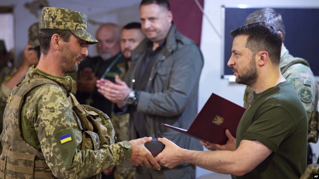 Tổng thống Ukraine Zelenskyy (phải) gặp binh sĩ hồi năm 2022 (Ukrainian Presidential Press Office via AP)