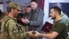 Tổng thống Volodymyr Zelenskyy tưởng thưởng cho một binh sĩ khi ông đi thăm vùng Mykolaiv, Ukraine. (Ảnh do văn phòng Tổng thống công bố ngày 18/6/2022)