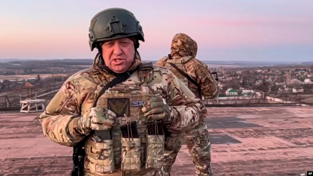 Yevgeny Prigozhin, pemilik perusahaan militer Grup Wagner, di lokasi yang dirahasiakan di Ukraina. (Foto: via AP)