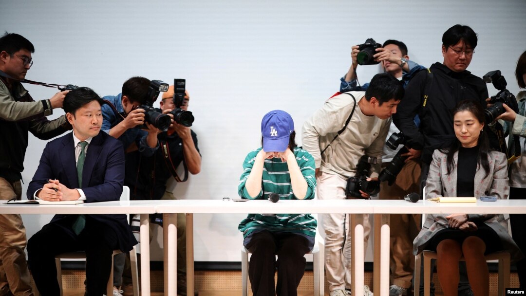 Min Hee-jin, CEO sub-label HYBE Ador, menghadiri konferensi pers di Seoul, Korea Selatan, 25 April 2024. (REUTERS/Kim Hong-Ji)