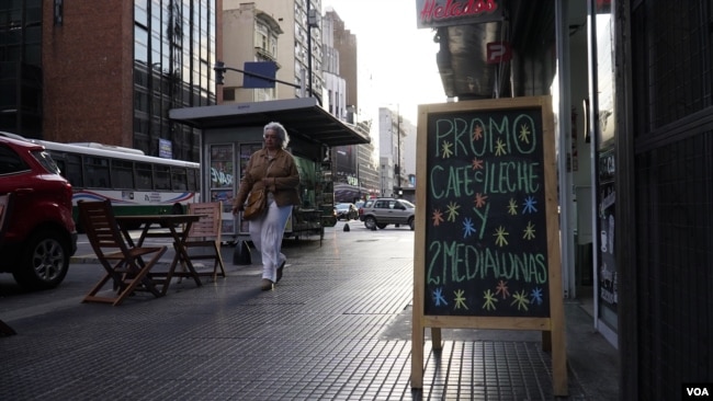 “Todos los precios van subiendo muy rápido", dijo a la VOA la argentina Cecilia López. [Foto: Gonzalo Bañez Villar]