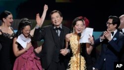 Jenny Slate, de izquierda a derecha, Stephanie Hsu, James Hong, Michelle Yeoh y Ke Huy Quan aceptan el premio a la actuación destacada de un elenco en una película en la 29ª entrega anual de los Premios SAG. 26 de febrero de 2023, en el Fairmont Century Plaza de Los Ángeles. 