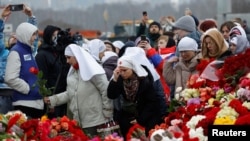 俄罗斯民众在莫斯科地区发生恐怖攻击的音乐厅附近的临时记念场所献花。（2024年3月24日）