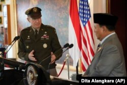 Kepala Staf Angkatan Darat AS Jenderal James McConville, kiri, dengan Menteri Pertahanan Prabowo Subianto di Jakarta, Jumat, 12 Mei 2023. (Foto: AP/Dita Alangkara)