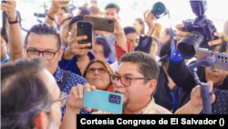 Grupo de youtubers en El Salvador durante la cobertura a plenaria del 17 de abril en Congreso salvadoreño. [Foto Cortesía Asamblea de El Salvador]