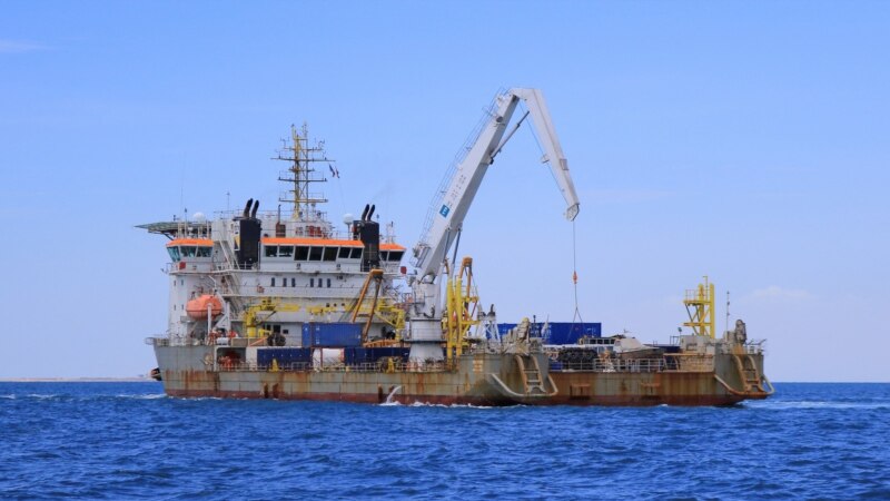 Sebuah kapal yang bertugas memindahkan minyak dari kapal FSO Safer di lepas pantai Ras Issa, Yaman, sebelum dimulainya operasi pembongkaran yang dipimpin oleh PBB untuk menghindari tumpahan minyak di Laut Merah, 30 Mei 2023. (REUTERS/Muhammad Yusuf)