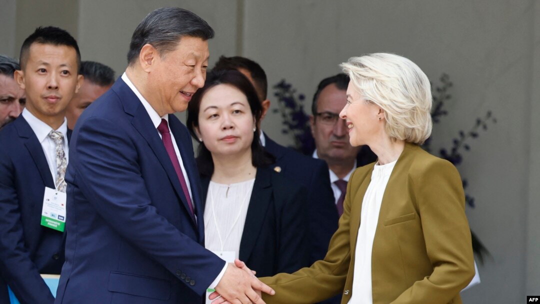 Presiden China Xi Jinping bersalaman dengan Presiden Komisi Eropa Ursula von der Leyen usai pertemuan trilateral bersama Presiden Prancis Emmanuel Macron di Istana Elysee, Paris, Prancis, Senin, 6 Mei 2024. (Foto: Ludovic Marin/AFP)