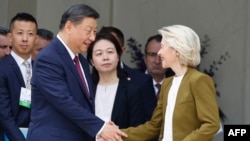 中国国家主席习近平与欧盟委员会主席乌尔苏拉·冯德莱恩（右）与结束巴黎爱丽舍宫的三方会谈后握手告别。（2024年5月6日）
