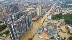 Bangunan-bangunan dan jalan-jalan terendam banjir setelah hujan lebat melanda kota Qingyuan, provinsi Guangdong, China selatan. (CNS via AFP)&nbsp;