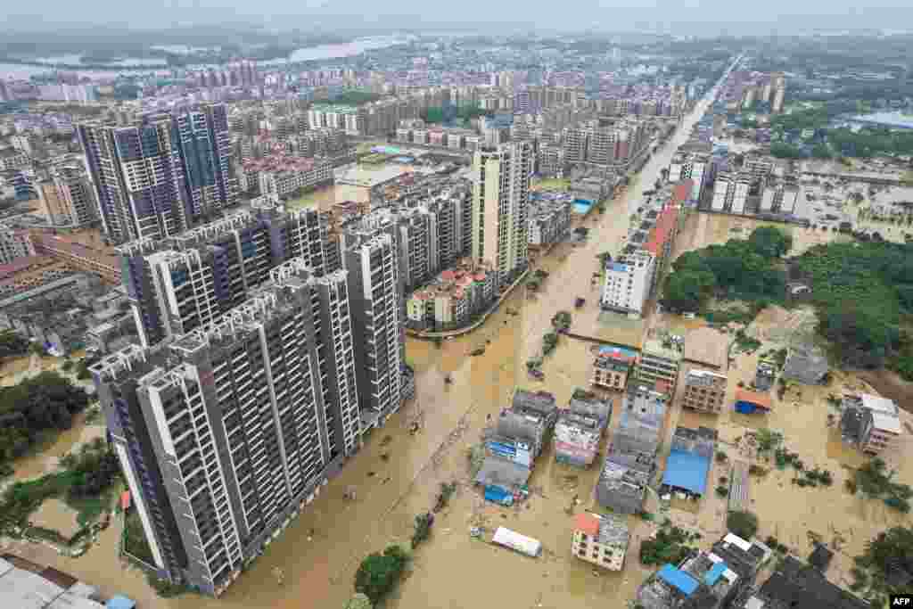 Bangunan-bangunan dan jalan-jalan terendam banjir setelah hujan lebat melanda kota Qingyuan, provinsi Guangdong, China selatan. (CNS via AFP)&nbsp;