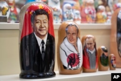 莫斯科旅游纪念品商店里摆放出售习近平与普京的俄罗斯套娃。（2023年3月21日）