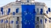 Bendera raksasa Uni Eropa digantung di sebuah gedung, dan bendera-bendera yang lebih kecil menghiasi jalan utama di Sarajevo, Bosnia, 21 Maret 2024. (AP/Eldar Emric)