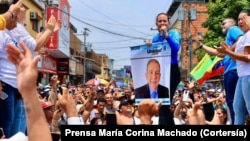 María Corina Machado muestra un afiche del candidato presidencial Edmundo González Urrutia en un acto con simpatizantes en Turen, estado Portuguesa, el 26 de abril. 