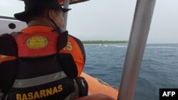 Petugas melakukan pencarian tujuh orang, termasuk empat turis Australia, yang hilang saat kapal mereka mengalami cuaca buruk di lepas pantai pulau Sumatera, 14 Agustus 2023. (Handout / Basarnas/ AFP) 