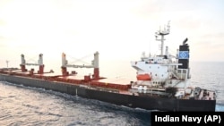 រូបភាពដែលចេញផ្សាយដោយ​កងនាវិក​ឥណ្ឌា បង្ហាញ​នាវា​ពាណិជ្ជកម្ម​អាមេរិកដែលរងការវាយប្រហារ​កាលពីថ្ងៃពុធដោយក្រុម​ឧទ្ទាម​ហ៊ូធី នៅ​សមុទ្រ Aden កាលពីថ្ងៃទី១៨ ខែមករា ឆ្នាំ២០២៤។ (Indian Navy via AP)