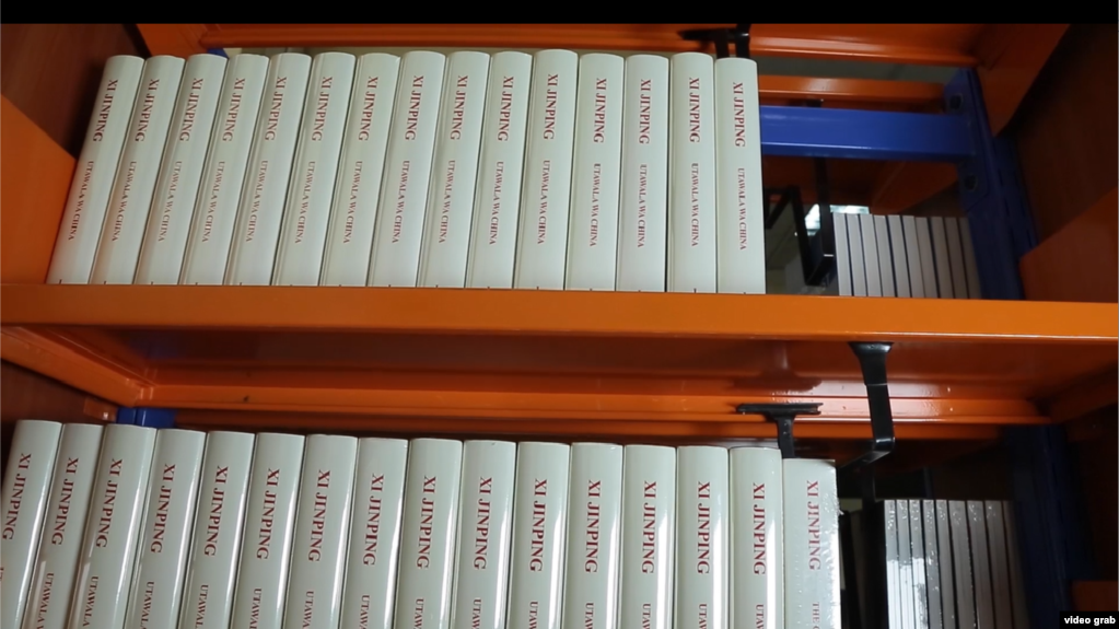肯尼亚国家培训机构—肯尼亚政府学院图书馆“中国图书角“摆放的图书中有一部分是中国国家习近平撰写的书。(photo:VOA)
