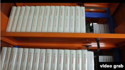 肯尼亚国家培训机构—肯尼亚政府学院图书馆“中国图书角“摆放的图书中有一部分是中国国家习近平撰写的书。