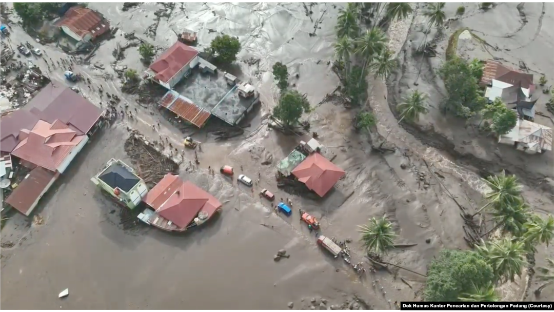 Sedikitnya 34 orang tewas dan 16 lainnya hilang setelah bencana banjir bandang dan aliran lahar dingin dari Gunung Marapi pada Sabtu (11/5). (Foto: Tangkapan Layar Video Humas Kantor Pencarian dan Pertolongan Padang)