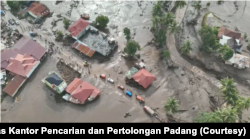 Sedikitnya 34 orang tewas dan 16 lainnya hilang setelah bencana banjir bandang dan aliran lahar dingin dari Gunung Marapi pada Sabtu (11/5). (Foto: Tangkapan Layar Video Humas Kantor Pencarian dan Pertolongan Padang)