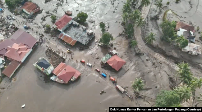 Sedikitnya 34 orang tewas dan 16 lainnya hilang setelah bencana banjir bandang dan aliran lahar dingin dari Gunung Marapi pada Sabtu (11/5). (Foto: Tangkapan Layar Video Humas Kantor Pencarian dan Pertolongan Padang)