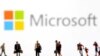 Se ven pequeñas figuras frente al logotipo de Microsoft en esta ilustración tomada el 11 de febrero de 2022. Archivo.