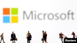 Se ven pequeñas figuras frente al logotipo de Microsoft en esta ilustración tomada el 11 de febrero de 2022. Archivo.