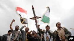 Wafuasi wa ki-Houthi wakipinga mashambulizi ya anga ya Marekani huko Yemen pamoja na mashambulizi ya Israel huko Gaza. Yemen, March 8, 2024.