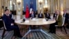 法国总统马克龙（中）与欧盟委员会主席乌尔苏拉·冯德莱恩（右）在巴黎爱丽舍宫与到访的中国国家主席习近平举行会谈。（2024年5月6日）