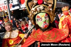 Parade Tahun Baru Imlek di pecinan di New York, AS, 20 Februari 2022. (Foto: REUTERS/Jeenah Moon)