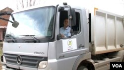Direktor JKP "Ekologija" Dejan Dimitrijević za volanom kamiona za odvoženje smeća