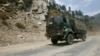 资料照：一辆印度军用卡车在印度东北部的阿鲁纳恰尔邦在通往中国边境的提斯普尔-达旺高速公路行驶。（2012年5月28日）