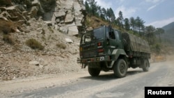 資料照：一輛印度軍用卡車在印度東北部的阿魯納恰爾邦在通往中國邊境的提斯普爾-達旺高速公路行駛。（2012年5月28日）