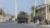 Petugas keamanan berpatroli di luara sebuh gedung yang diserang oleh kelompok militan al-Shabab di Mogadishu, pada 21 Februari 2023. (Foto: AFP/Hassan Ali Elmi)