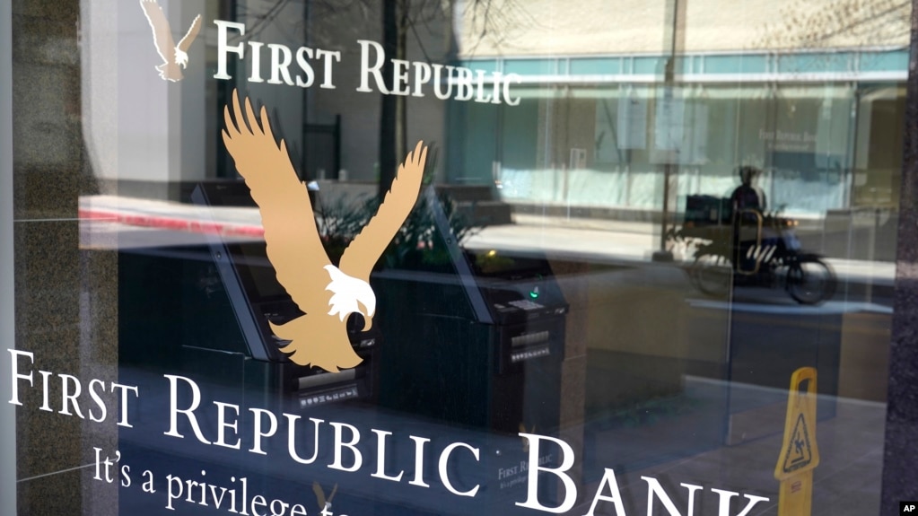 资料照片：2023年4月26日，麻萨诸塞州波士顿第一共和银行分行的窗口。（美联社照片）(photo:VOA)