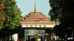 တရုတ်ပြည်ယူနန်ပြည်နယ်အနောက်ပိုင်း ရွှေလီမြို့က တရုတ်-မြန်မာ နယ်စပ်စစ်ဆေးရေးဂိတ် (ဇန်နဝါရီ ၁၄၊ ၂၀၂၃)