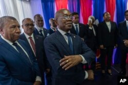 Patrick Boisvert (mitan) ki se nouvo Premye Minis enterime Ayiti ak res manm kabine Premye Minis sortan Ariel Henry, asiste seremoni envestiti konsey prezidansyel tranzisyon an nan Potoprens, Ayiti, 25 Avril, 2024.