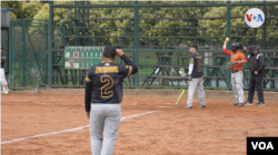 Una imagen con grupo de jugadores de sóftbol venezolanos que podría darse en cualquier lugar de Venezuela, pero que tiene lugar a miles de kilómetros de allí, en Bogotá, donde ha tomado fuerza este deporte. Foto: Israel Navas, VOA.