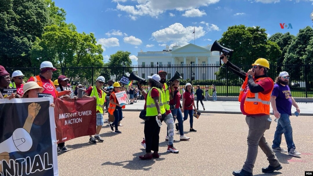 Inmigrantes latinos exigieron protecciones laborales, durante una manifestación en Washington. [Foto: Salomé Ramírez, VOA]