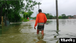 সিলেটে ভারী বৃষ্টি ও উজান থেকে নেমে আসা ঢলে নতুন করে বন্যা দেখা দিয়েছে বিভিন্ন উপজেলায়। ২ জুলাই, ২০২৪।