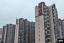 Logo Evergrande pada bangunan tempat tinggal di Nanjing, di Provinsi Jiangsu timur, China. (Foto: AFP)