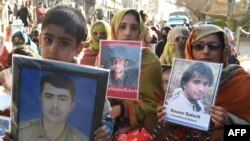 Kerabat orang Pakistan yang hilang memegang foto orang korban HAM dalam demonstrasi selama Hari Hak Asasi Manusia di Quetta, 10 Desember 2018, sebagai ilustrasi. (Foto: AFP)