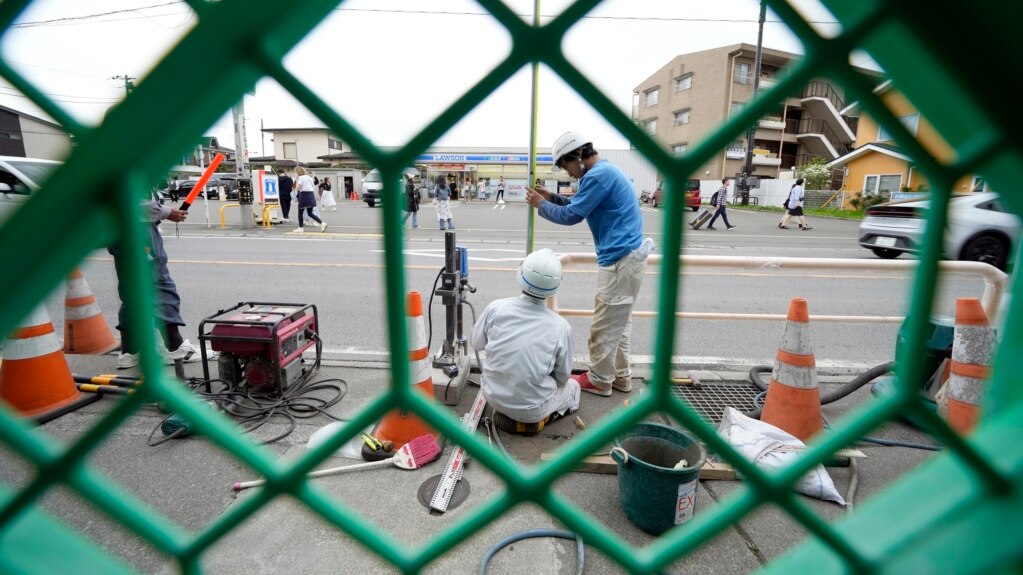 Japanese Town Aims to Block View of Mount Fuji to Reduce Tourists