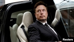 Vlasnik i direktor kompanije "Tesla" Ilon Mask ulazi u Teslin automobil dok napušta hotel u Pekingu, Kina, 31. maj 2023. (Foto: REUTERS/Tingshu Wang)